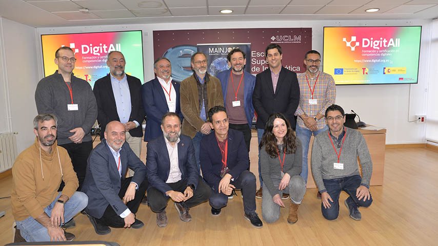 El proyecto DigitAll, coordinado por la UCLM, brinda a la ciudadanía material en abierto para la formación en competencias digitales.
Veintiuna universidades participan en este proyecto cuyos primeros resultados se han presentado hoy en el Campus de Ciudad Real.