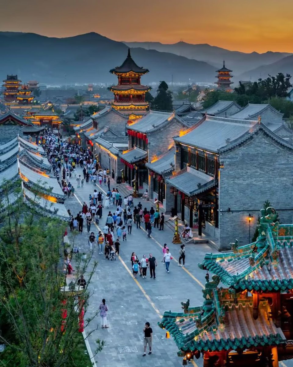 No matter where you travel, @GHADISCOVERY invites you to explore your destination with fresh eyes through #KEMPINSKIDISCOVERY! 🌍✨Ready to explore further? Click the link in our bio for more unforgettable adventures!
bit.ly/3OLHXfW
#Kempinski #RewardingLifesJourneys