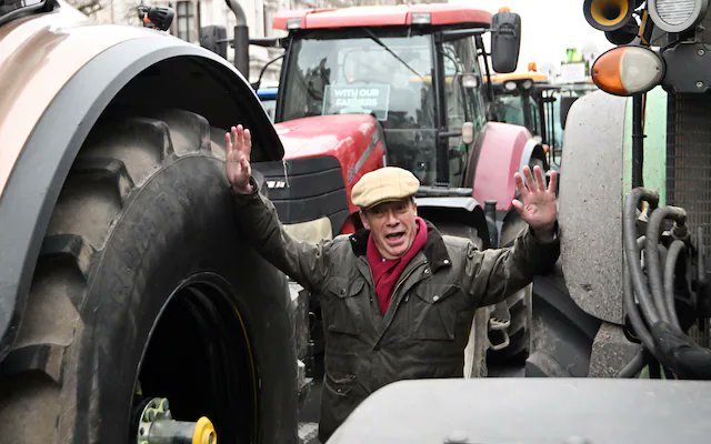 mrdavemacleod's tweet photo. there are no bigger idiots in Britain than farmers who *still* think that tax dodging Jeremy Clarkson and James Dyson and Brexit delivering Nigel Farage are on their side 🙄🚜

#farmersprotest https://t.co/ZoRndyaQZb