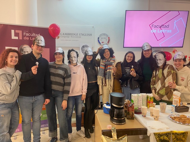 ANGELES CARRASCO GUTIÉRREZ (@gutcarrasco) on Twitter photo ¡¡Todos los santos tienen novena!! Hoy celebramos en <a href="/DeLetras_UCLM/">Facultad Letras UCLM</a> con los estudiantes del Grado de Español el cumpleaños de Noam Chomsky. ¡¡Muchísimas gracias a la asociación de estudiantes, <a href="/AEEUCLM/">Asociación de Estudiantes de Español de la UCLM</a>, por esta mañana tan divertida!! 🥳🥳🥳 ¡¡Todos los santos tienen novena!! Hoy celebramos en <a href="/DeLetras_UCLM/">Facultad Letras UCLM</a> con los estudiantes del Grado de Español el cumpleaños de Noam Chomsky. ¡¡Muchísimas gracias a la asociación de estudiantes, <a href="/AEEUCLM/">Asociación de Estudiantes de Español de la UCLM</a>, por esta mañana tan divertida!! 🥳🥳🥳