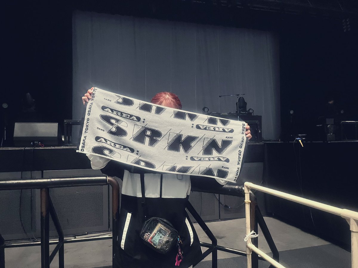 Yuuna_BeatBox's tweet photo. AREA:SRKN最高すぎた👍
序盤にRUSYくんと目あって嬉しすぎて泣きそうなった(缶バッチ気づいてくれたっぽい？)
KoheyくんともKAJIさんとも目あったっぽいし、SO-SOさんはフェンスの目の前通るしでとにかく最強で最高なライブやった！
SARUKANI大好きです！
 #AREASRKN https://t.co/7e5FyGGvQK