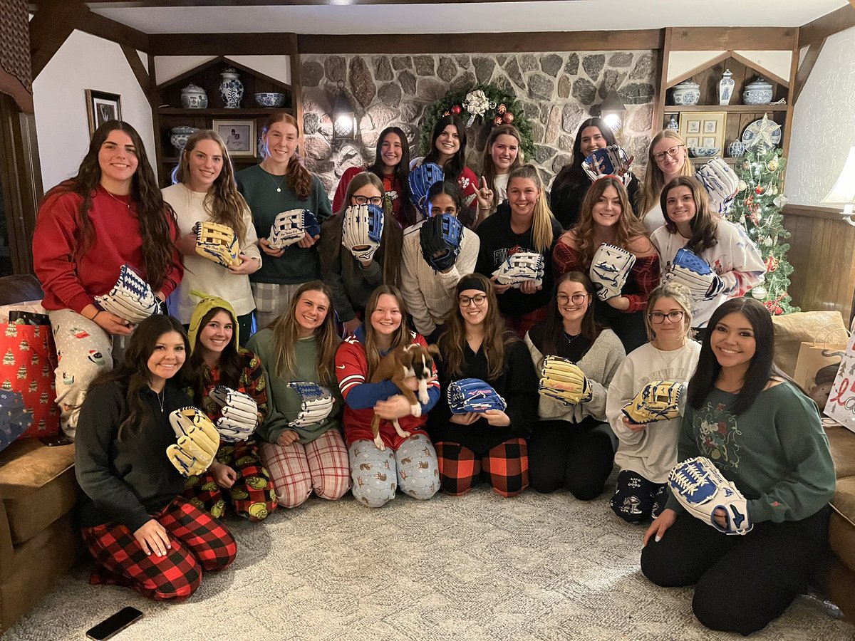 UBBullssoftball's tweet photo. Happy holidays 🎄 https://t.co/WolKm4CqSB