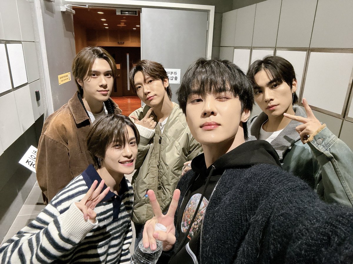 idolradiokorea's tweet photo. 잠시 후 9시, 아이돌 라디오4 #ep82_WayV 스트리밍 방송이 시작됩니다

📲 MBC RADIO 공식 Youtube 채널에서 라이브 스트리밍
https://t.co/AhE1ZHlUWt

#THEBOYZ #더보이즈 #선우 #WayV

@THEBOYZ_officl @WayV_official https://t.co/Texul1Y5HR