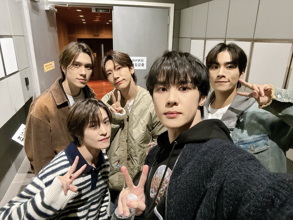 idolradiokorea's tweet photo. 잠시 후 9시, 아이돌 라디오4 #ep82_WayV 스트리밍 방송이 시작됩니다

📲 MBC RADIO 공식 Youtube 채널에서 라이브 스트리밍
https://t.co/AhE1ZHlUWt

#THEBOYZ #더보이즈 #선우 #WayV

@THEBOYZ_officl @WayV_official https://t.co/Texul1Y5HR