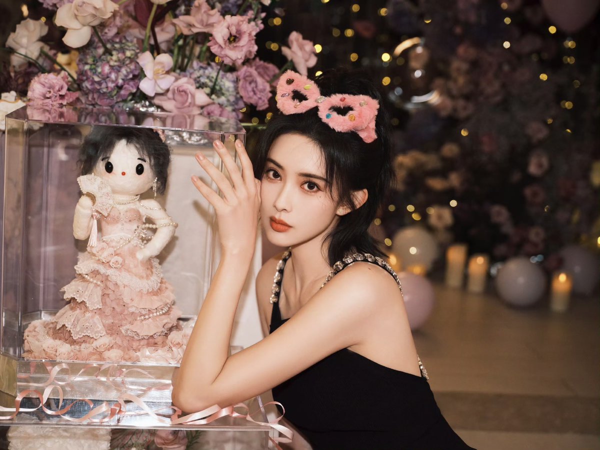 #MengZiyi shares new snaps from her recent birthday 

More - weibo.com/2569522534/511…