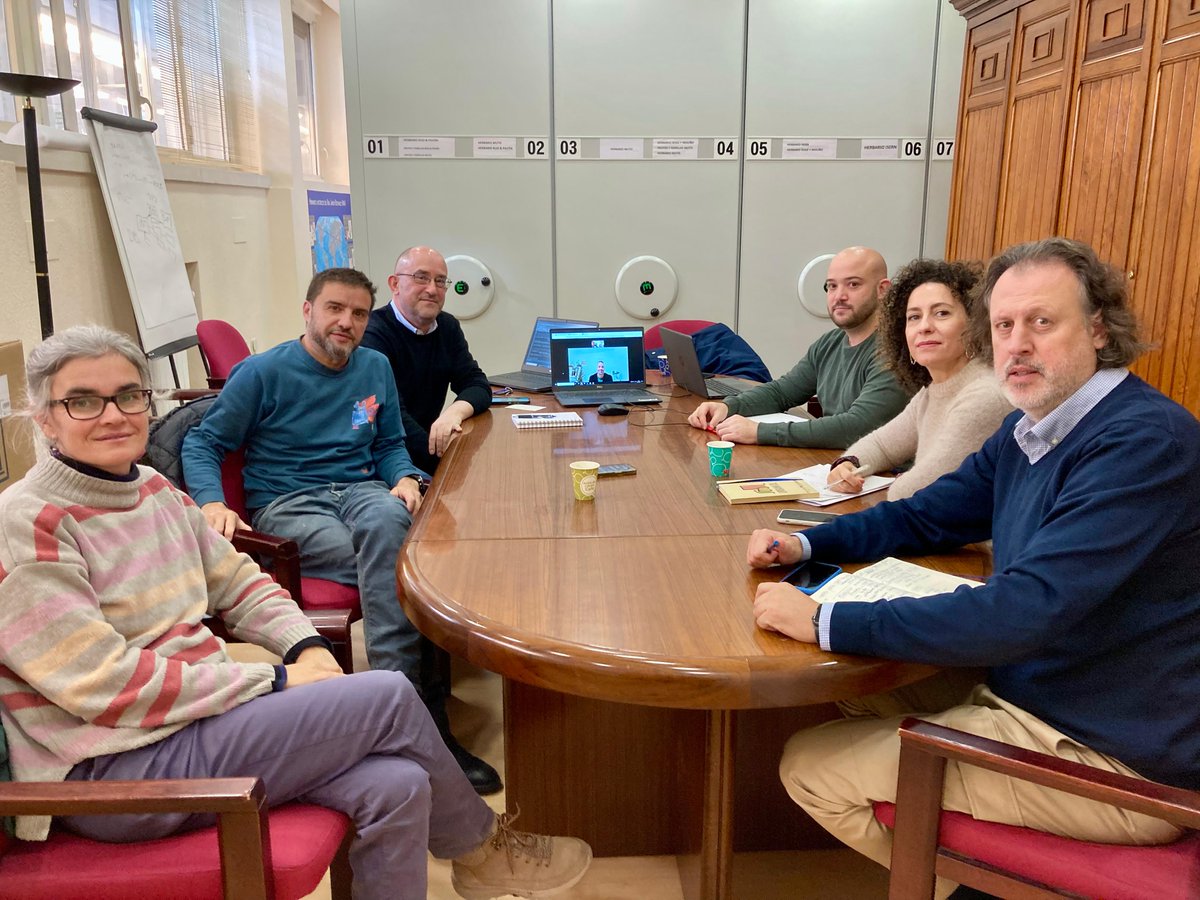 Los equipos del Área de Transición Ecológica de <a href="/DipdeBadajoz/">Diputación de Badajoz</a> y el <a href="/RJBOTANICO/">REAL JARDÍN BOTÁNICO</a> han mantenido una reunión en la que han analizado el crecimiento ralentizado de las parras del colegio de Solana de los Barros y han explorado nuevas vías de colaboración dentro de <a href="/buildingisgreen/">LIFE-myBUILDINGisGREEN</a>