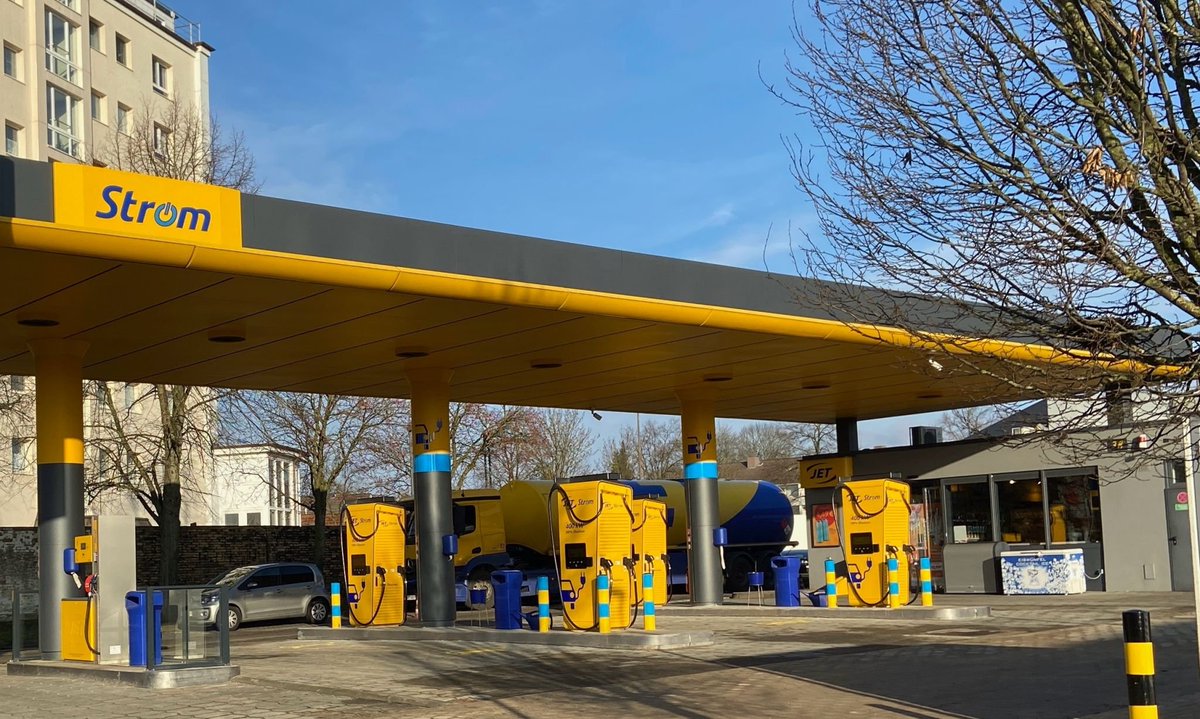 Wait a second
I THOUGHT THIS WAS A GAS STATION
⛽️⛽️⛽️
welcome to #Deutschland, 2025 is arriving!
#alwaysbecharging 

📍Lübeck, because the North is actually running the German electrification show!
Photo: Michael Fenn 

the KICKER: "Ad-Hoc zum fairen Preis von 0,59 €/kWh laden"