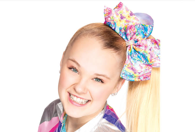 lethallood's tweet photo. vi uma clean girl passando na rua e surgiu o questionamento: será q um dia elas vão sofrer de calvície precoce assim como a jojo siwa de estresse e exageradamente prender o cabelo pra trás com gel??? https://t.co/tlT4ym3TPW