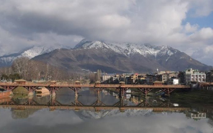 TNewspost's tweet photo. The Meteorological Centre in Srinagar has issued a forecast predicting cold and dry weather conditions across many parts of Jammu and Kashmir over the next ten days. https://t.co/dEyiojmZDV
