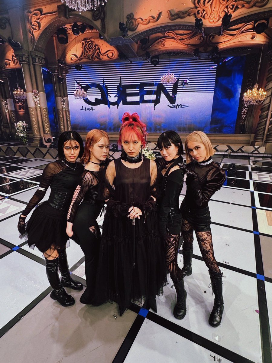 LiSA_OLiVE's tweet photo. #FNS歌謡祭　第2夜にて新曲「QUEEN」をテレビ初披露しましたっ♥️👸💚
みんなの声が聞こえたきがした‥！
心強かった‥！ありがとうございましたっ🥹♥️💚

ダンサーのみんなとテレビバージョンにねりねりしたスペシャルなステージでお届けしましたっ♥️👯‍♀️👸👯‍♀️💚
https://t.co/53ZdsXFPI4

#LiSAカクテルパーティー　でメキメキとパワーアップした　#LiSA_QUEEN。
今週土日は福井！泣いてもも笑ってもファイナル！ついについに！ラスト！最後の最後までよろしくお願いしますっ！🥂

🧡12/14(土)サンドーム福井 (开演17:00) 
🩵12/15(日)サンドーム福井 (開演16:00)

番組はまだまだ続きますっ♥️🎄👸📺💚