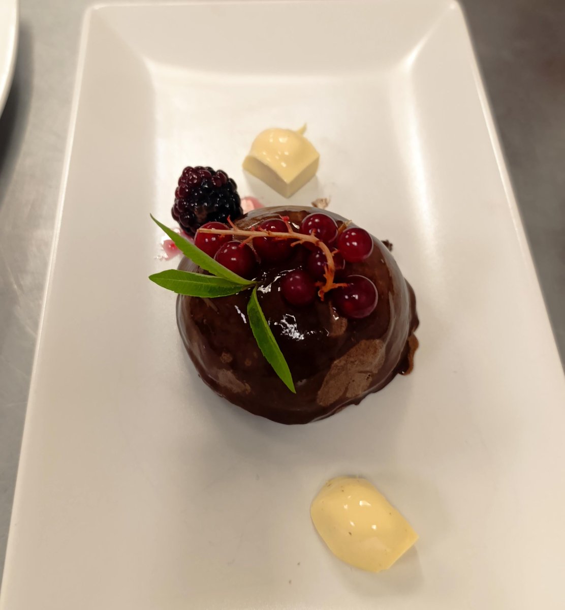 🎄🍰 ¡La Navidad también se disfruta con un buen postre! 🍫🎅 

Desde #BIRTLH queremos compartir estas deliciosas creaciones de nuestro alumnado: 🧑‍🍳

✨ Tronco de Castañas ✨ Brazo Navideño ✨ Mousse de chocolate ✨ Bavaroise de chocolate

#FPEuskadi #PostresNavideños #Pastelería