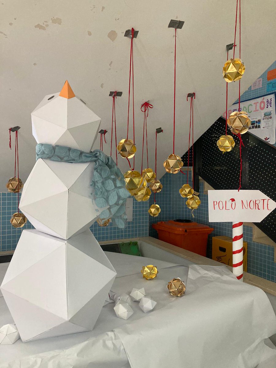 La Navidad llega al Ítaca de la mano del Plan de Fomento de las Matemáticas, con un muñeco de nieve y bolas hechas a base de icosaedros. ❄️⛄🎄