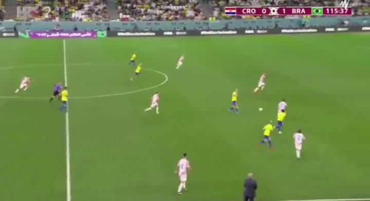 LEOYYZ's tweet photo. QUALQUER jogador daria esse passe aqui.

E o passe foi quase pra lateral, o ideal essa situação. Só no Brasil pra essa merda gerar debate. A vontade de ganhar cliques em jogador do Flamengo é muito grande https://t.co/wGnVgk6WRd