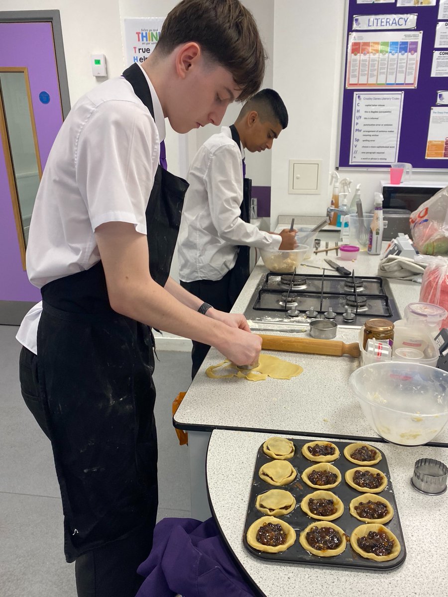 cdstechfaculty's tweet photo. GCSE year 10 Food Preparation &amp; Nutrition demonstrating their understanding of the functional and chemical properties of fats (showing plasticity in the method they choose)
Making pastry and mince pies https://t.co/Ch8Mmm4LLK