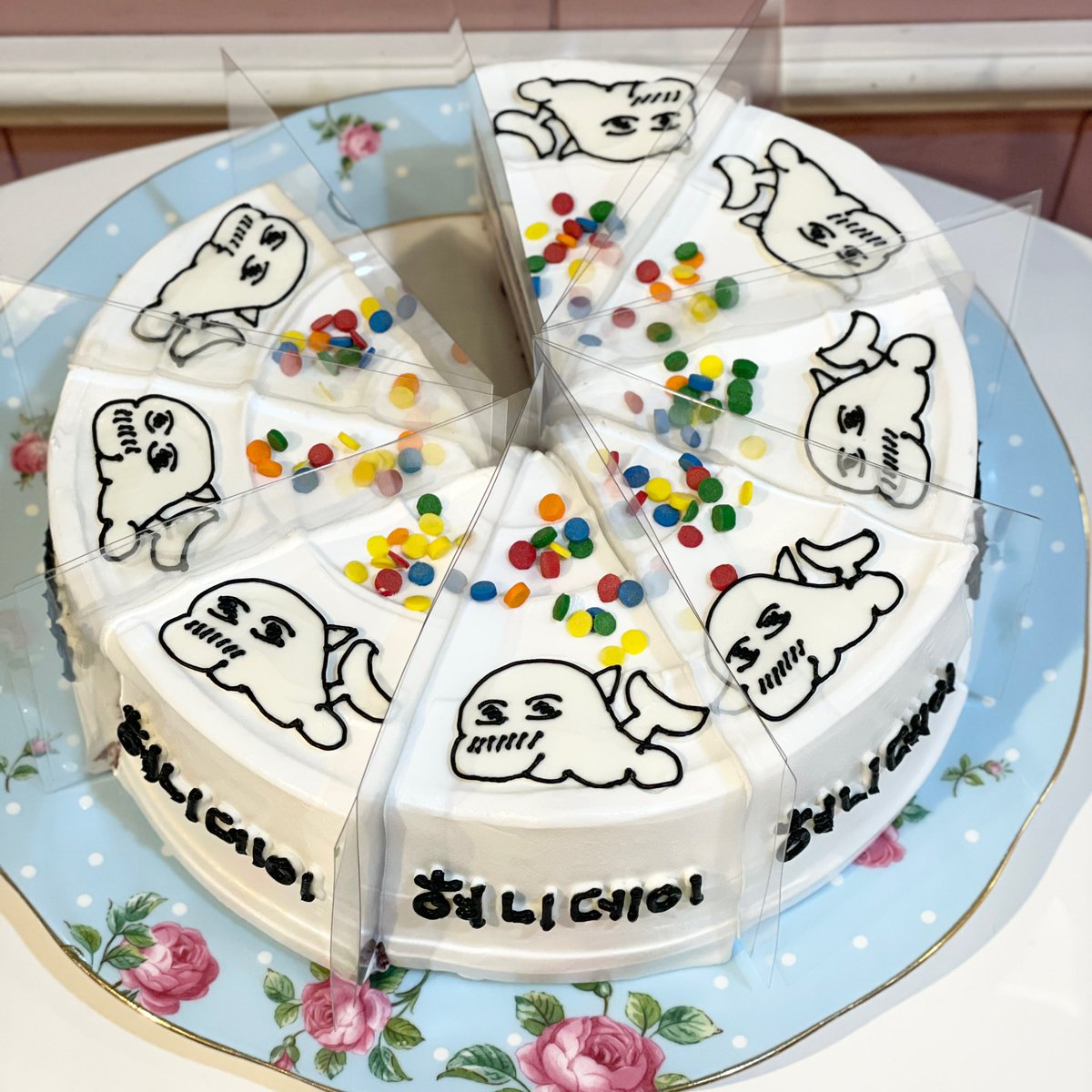 jihyeonfan's tweet photo. 🐾

생일카페 케이크를 공개합니다아아아아아아ㅏㅏㅏㅏ😏🤍🥲💝🥹😘😁😍😊🙏🏻🎁

#박지현 ૮ ･ ﻌ･ა 🎤🎶
#우리집강아지는트로트스타
#박지현생일1212번축하해 https://t.co/9GwmTjbJ5i