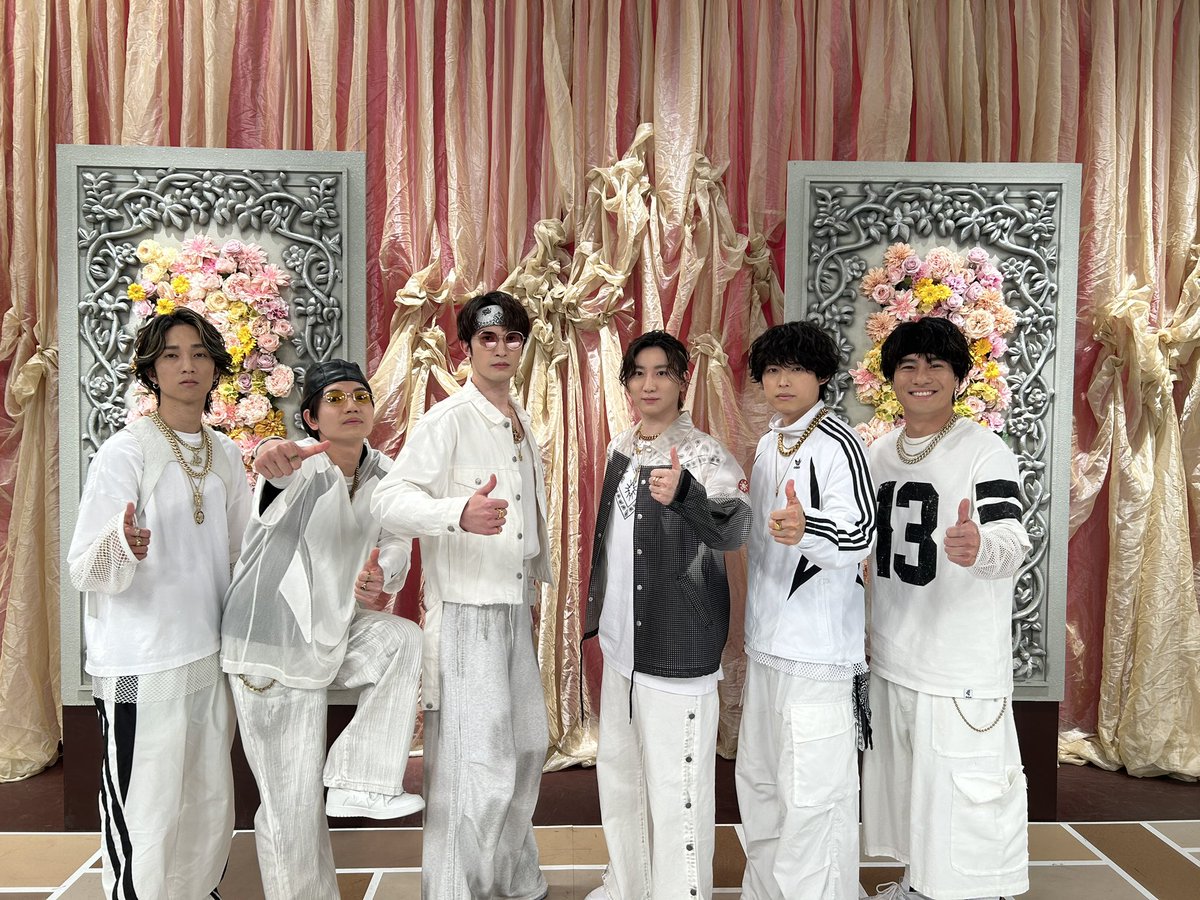 SixTONES_SME's tweet photo. フジテレビ系列「2024 #FNS歌謡祭 第2夜」
ご覧いただきありがとうございました✨

来年1/15リリースのNew Album 『GOLD』から
「THE BALLERS」をTV初 生パフォーマンスしました👍🏀✨

ナイシュー👍ポーズのオフショットをお届け！

👍🏀👍🏀👍🏀👍🏀👍🏀👍🏀

🎬「THE BALLERS」MVはこちら
https://t.co/AmzR5VPiJx

💿New Album「GOLD」詳細はこちら
https://t.co/R5HvaFGc3W

#SixTONES_THEBALLERS
#SixTONES_GOLD
@fns_kayousai