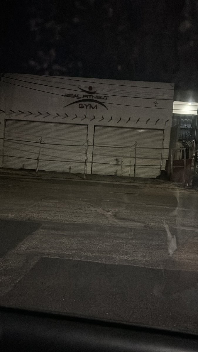 Rayuuuuulll's tweet photo. No que a las putas 6 abren el gym?? https://t.co/wHS4e6M60r