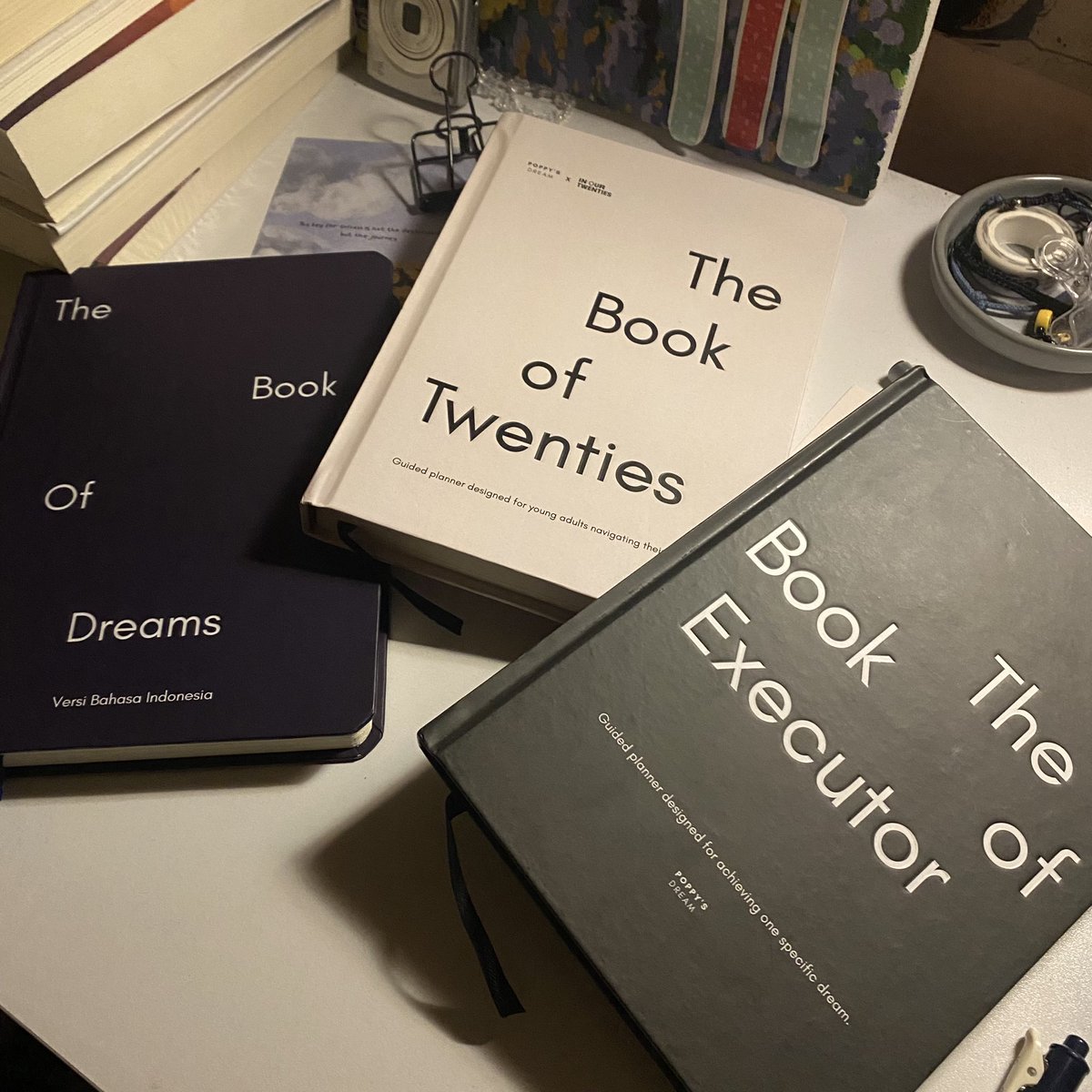 Rekomendasi journal self-development buat siapin 2025 kamu! 📓

Ada yang bakal ajak kamu mengenal diri, eksekusi goals kamu, atau jawab semua kebingungan kamu di fase 20s. Benar-benar life changing! ✨

Save this thread. Thank me later. 💖