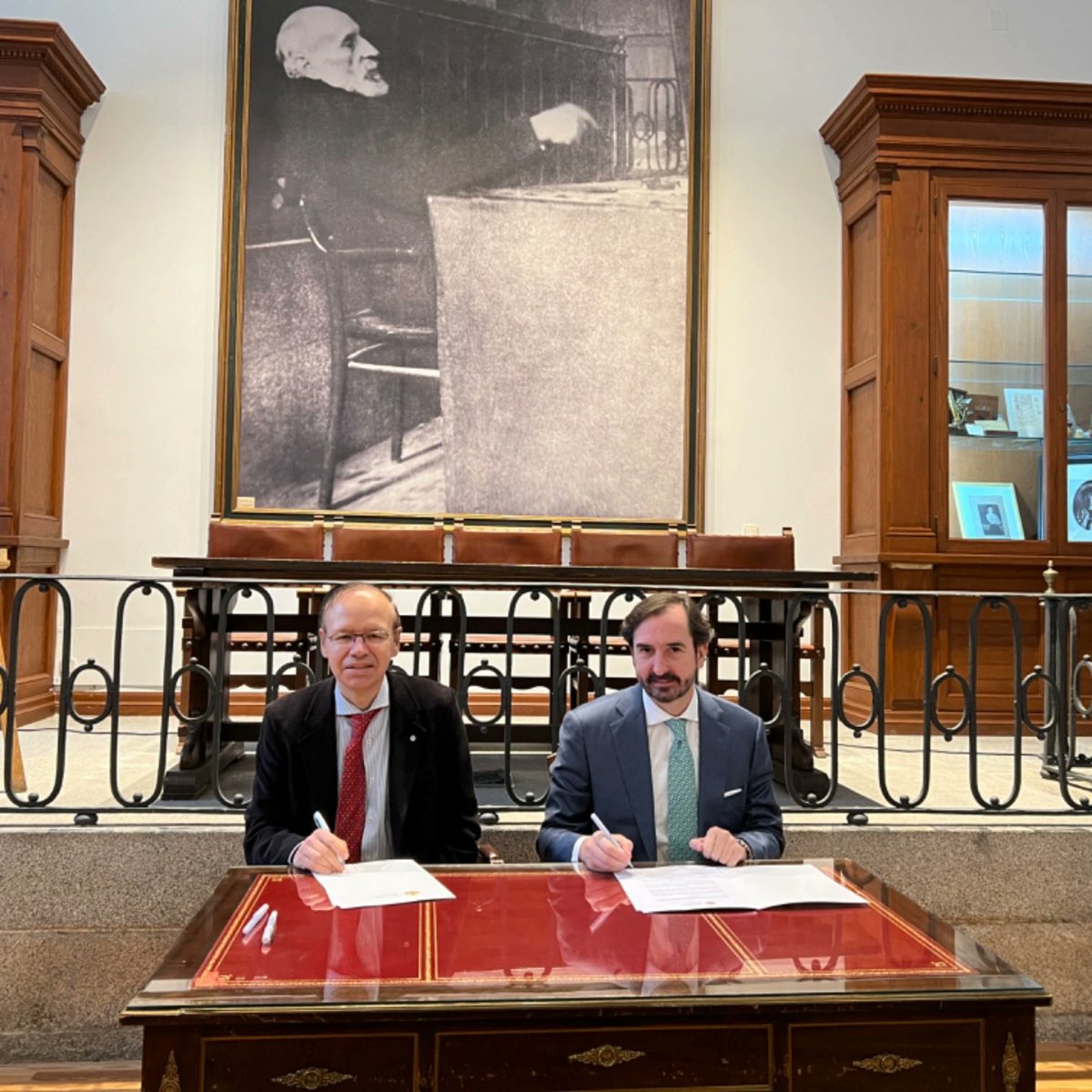 Firmando el convenio con la Universidad a Distancia de Madrid, muy beneficioso para el Colegio.