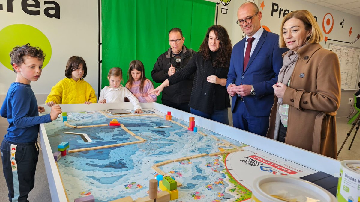 Educarm's tweet photo. Visitamos el CEIP Príncipe Felipe de #Jumilla que estrena un 'aula del futuro' y otra para niños de 2 a 3 años gratuita.

El Gobierno regional invierte más de 85.000 euros en la mejora de los CEIPs San Francisco, Miguel Hernández, Nuestra Señora de la Asunción y Carmen Conde.

#educación #RegióndeMurcia
🔗⬇️
https://t.co/DWsHS7j0Ln