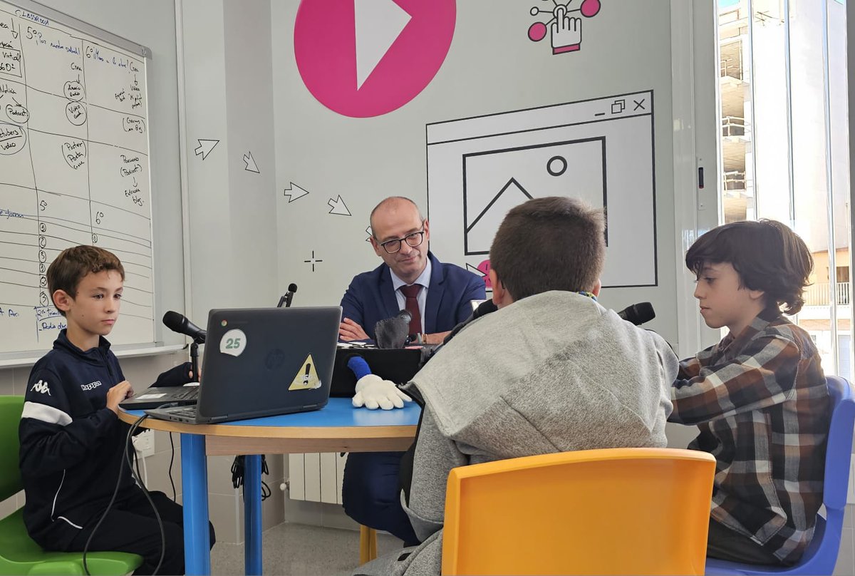 Visitamos el CEIP Príncipe Felipe de #Jumilla que estrena un 'aula del futuro' y otra para niños de 2 a 3 años gratuita.

El Gobierno regional invierte más de 85.000 euros en la mejora de los CEIPs San Francisco, Miguel Hernández, Nuestra Señora de la Asunción y Carmen Conde.