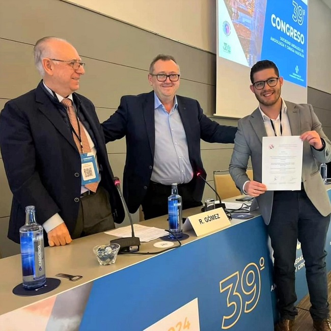 Mateo Vintimilla, médico residente del <a href="/clinicogranada/">Hospital Universitario Clínico San Cecilio</a>, premio a la Mejor Comunicación Científica del Congreso Andaluz de Angiología y Cirugía Vascular <a href="/CirVascularAND/">SAACV</a> 
elindependientedegranada.es/economia/mateo…