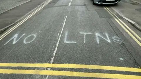 Passionflower99's tweet photo. @ediz1975 @haringeycouncil @EnfieldCouncil 
@Telegraph 
LTNs = SOCIAL APARTHEID
LTNs = DESTROY BUSINESS/TRADES 
LTNs = DIVIDE COMMUNITIES,FAMILIES

ENOUGH is ENOUGH! We want our streets back NOW!
#NoLTNs #NoULEZ #SackKhan https://t.co/y7S1R7HWBa