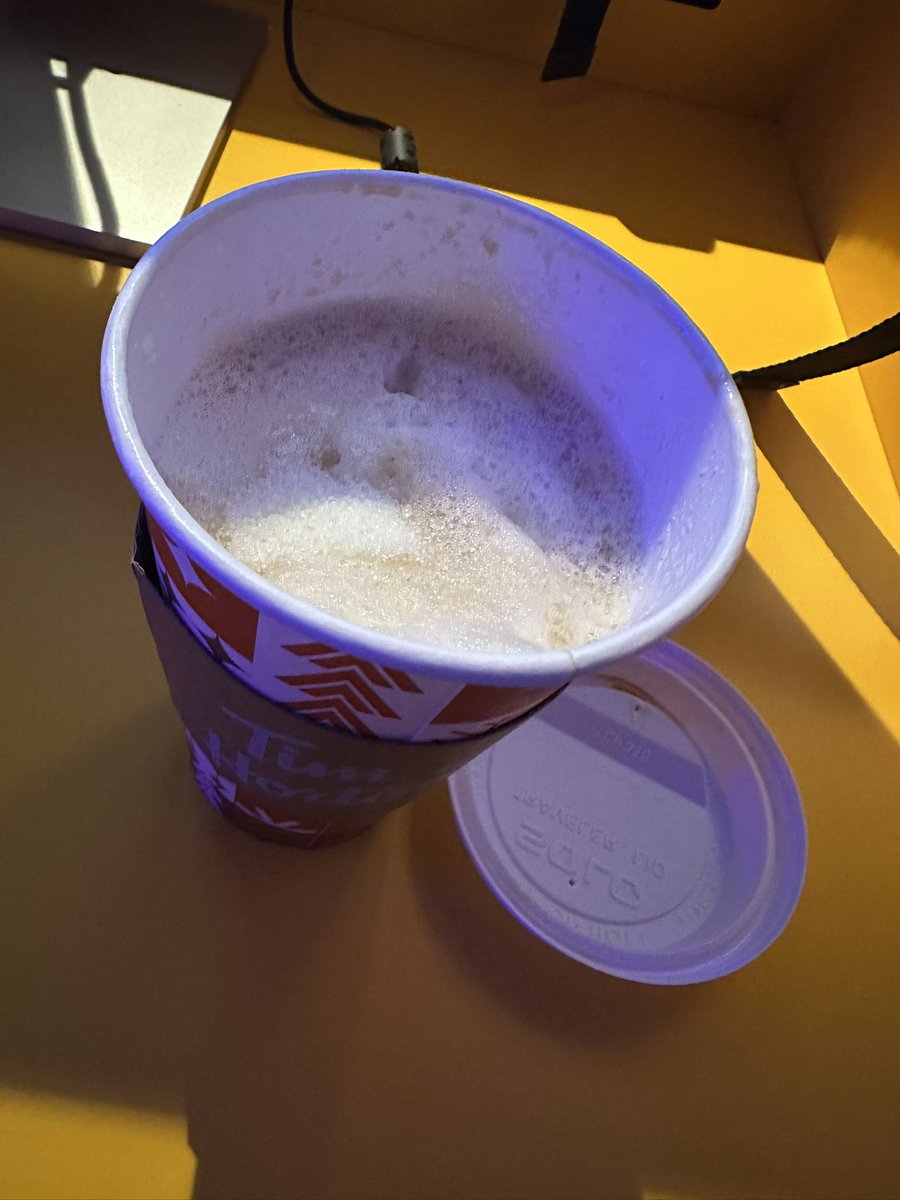 Tudiinalonso's tweet photo. Que paso aquí ? @TimHortonsMX casi vacío me lo dieron!!! https://t.co/zoI3bYJQiE