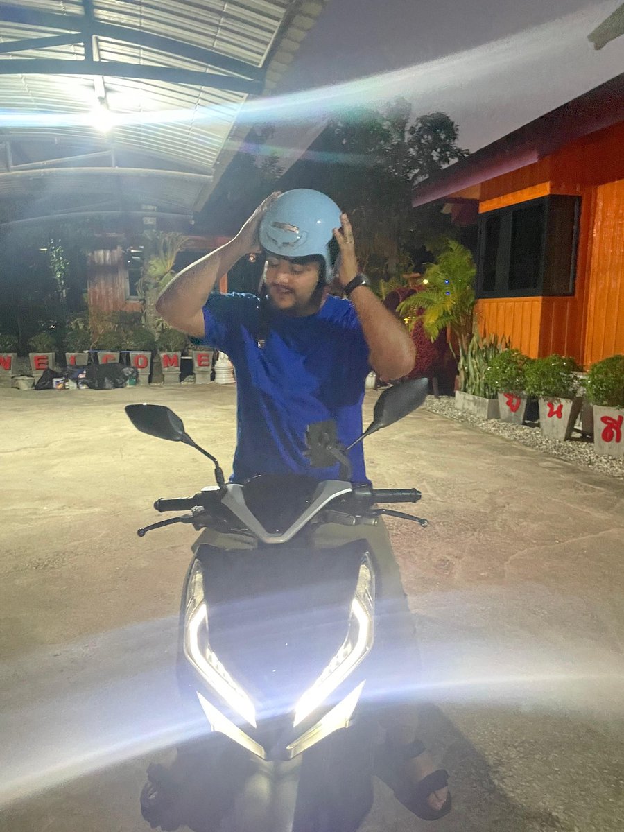 JoseReeinoso's tweet photo. Todos: tengan cuidado en Tailandia, no hagan cosas que arriesguen el viaje.

El HDP que nunca ha manejado moto dispuesto a darla toda en un país que no respeta señales de tránsito y tiene carriles al revés: https://t.co/vl1Agl2IYC
