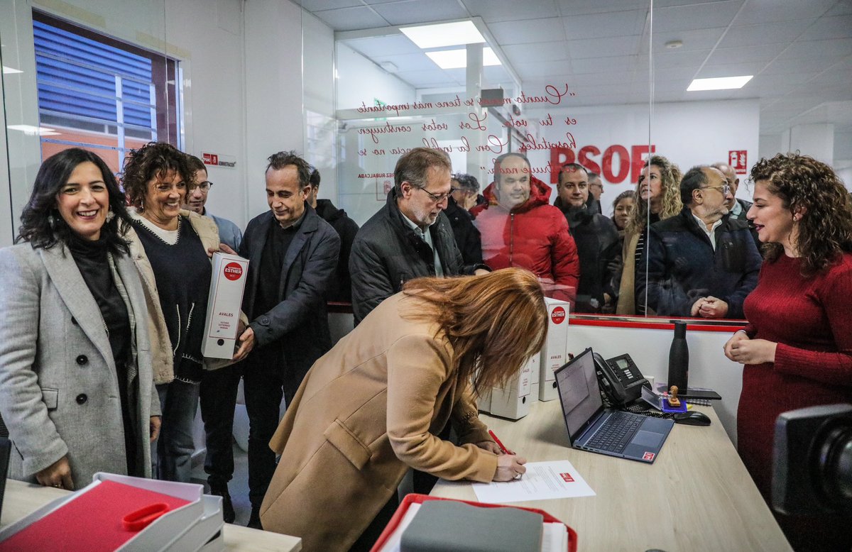 EstherGMoran's tweet photo. Gracias, compañeras y compañeros, por vuestra fuerza en forma de avales a este proyecto que construimos juntas y juntos. Un PSOE fuerte, un PSOE que integre todas las sensibilidades, un PSOE unido para devolverle la esperanza a la ciudadanía extremeña. 

#LaFuerzaDeEsther 🌹✊ https://t.co/cbVdCcoNyw