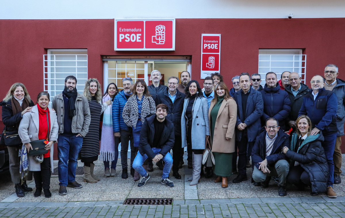 EstherGMoran's tweet photo. Gracias, compañeras y compañeros, por vuestra fuerza en forma de avales a este proyecto que construimos juntas y juntos. Un PSOE fuerte, un PSOE que integre todas las sensibilidades, un PSOE unido para devolverle la esperanza a la ciudadanía extremeña. 

#LaFuerzaDeEsther 🌹✊ https://t.co/cbVdCcoNyw