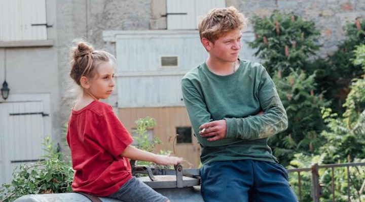 FormatCourt's tweet photo. Format Long, la sortie du jour : "Vingt Dieux" (@Pyramide_Films), le premier long de Louise Couvoisier, diplômée de @CineFabrique avec son court, "Mano a mano", 1er prix de la Cinéfondation : https://t.co/iPLImOP6R9 https://t.co/26MIWNXEJK