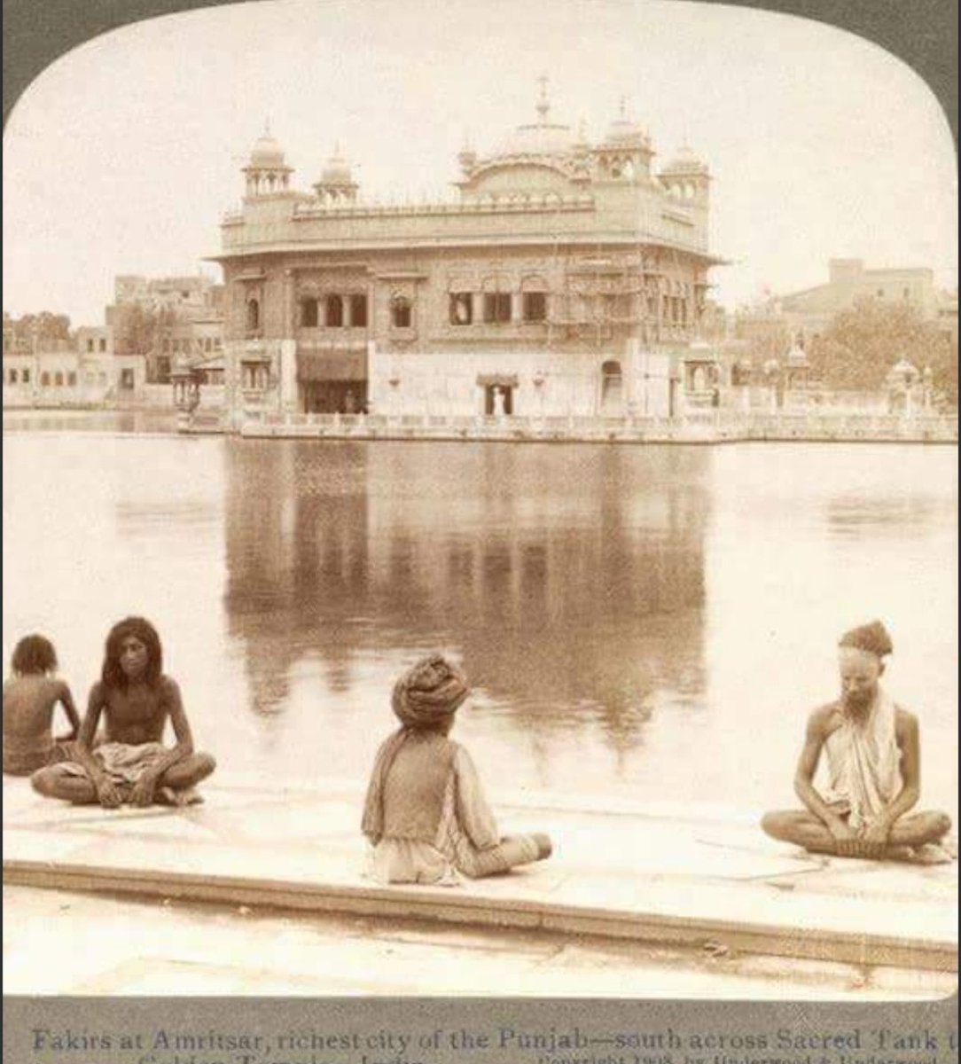shauryabjym's tweet photo. ये तस्वीर 1908 की है अमृतसर के हरमंदिर साहेब की जिसे ईसाई वामपंथी 'गोल्डन टेंपल' कहते हैं।_
*अब आपके मन मे ये प्रश्न उठा होगा कि हिन्दू साधु ध्यान कैसे कर रहे हैं वो भी सिख तीर्थ में? ज़रा इतिहास में चलते हैं। सिखों के पहले गुरु, गुरु नानक देव जी थे। आगे के गुरुओं का क्रम निम्नवत् है:-*
*2-गुरु अंगददेव*
*3- गुरु अमरदास*
*4-गुरु रामदास*
*5- गुरु अर्जुनदेव*
*6- गुरु हरगोविंद*
*7- गुरु हरराय*
*8- गुरु हरकिशन*
*9- गुरु तेगबहादुर*
*10- गुरु गोविंद सिंह*

👇👇👇