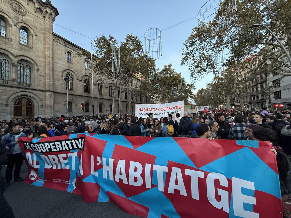 La Dinamo Fundació (@ladinamo_) on Twitter photo 📢Les entitats de la <a href="/XES_cat/">Xarxa d'Economia Solidària de Catalunya</a> i <a href="/Habicoop_FCHC/">Habicoop (FCHC)</a> denunciem la paralització de nou habitatge social per part de <a href="/bcn_ajuntament/">Ajuntament de Barcelona</a>
✅2020-2022: adjudicats 600 habitatges
❌2023-2025: per adjudicar 63 habitatges
🌐Totes les demandes del sector a
xes.cat/2024/12/09/ent… 📢Les entitats de la <a href="/XES_cat/">Xarxa d'Economia Solidària de Catalunya</a> i <a href="/Habicoop_FCHC/">Habicoop (FCHC)</a> denunciem la paralització de nou habitatge social per part de <a href="/bcn_ajuntament/">Ajuntament de Barcelona</a>
✅2020-2022: adjudicats 600 habitatges
❌2023-2025: per adjudicar 63 habitatges
🌐Totes les demandes del sector a
xes.cat/2024/12/09/ent…