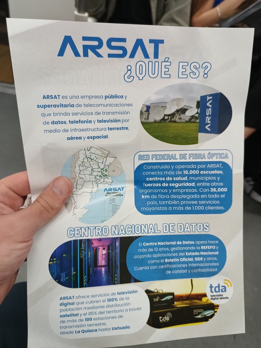 Salustre2's tweet photo. Los trabajadores de arsat están volanteando en el subte, tratando de enterar a la gente del valor de la empresa.
Puedo "entender" que odien a cfk o a Perón, ta, pero despreciar así la patria, el propio destino, qué sé yo. Es una tragedia de idiotez. https://t.co/2SLMJ3JyOL
