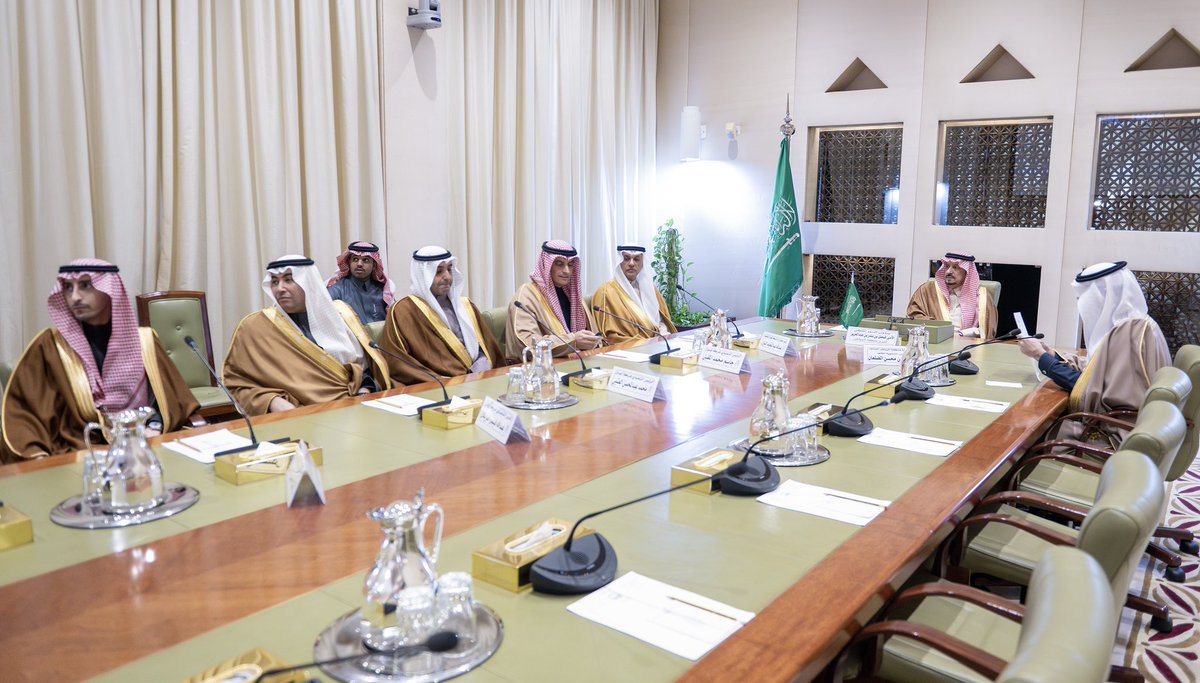 emara_alriyadh's tweet photo. سمو الأمير فيصل بن بندر يطلع على أعمال ومشروعات شركة الفوزان القابضة بالرياض. 
https://t.co/SgO1sfM00O

#إمارة_الرياض https://t.co/1Qsr1iH7fK
