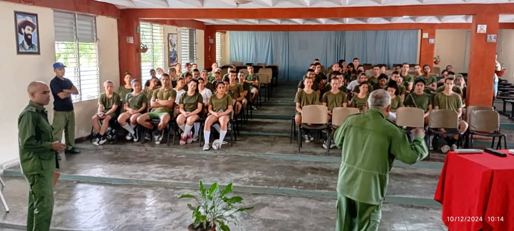 CentralEjercito's tweet photo. ‼️La orientación vocacional es la base de la captación de los futuros oficiales de la institución, desde todo el territorio del @CentralEjercito se realizan actividades de este tipo en cada una de las especialidades‼️
#Cuba
#SiempreDeVerdeOlivo https://t.co/BL6dCAYkO7