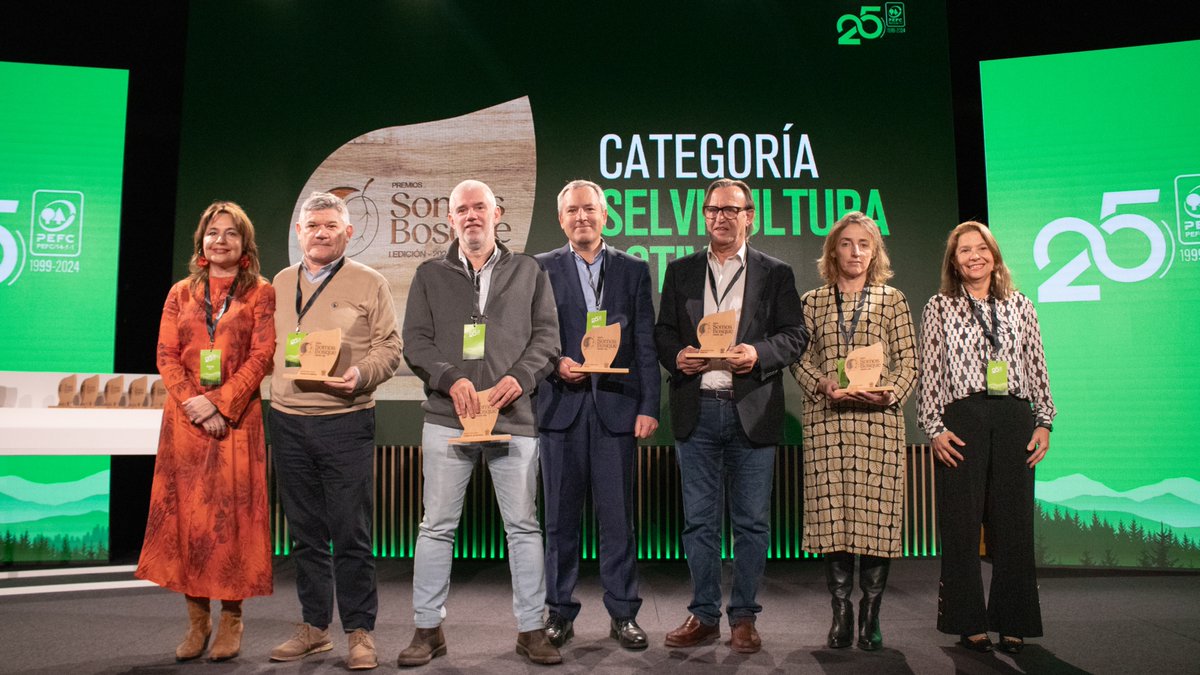 PEFCSpain's tweet photo. Hoy, #DíaInternacionaldelasMontañas, ponemos en valor la #selviculturaactiva y el reconocimiento que en el 25aniversario de #PEFCEspaña dimos a entidades por su compromiso con el fomento de la #GFS: #BASALDE @enscat #MIMCyL @gob_na y @Xunta
#PEFC25 #PremiosSomosBosque https://t.co/zxzwvt6Usv