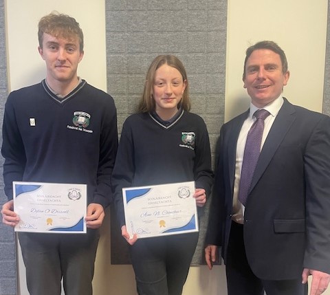 Comhghairdeas le Dylan O' Driscoll &amp; le hÁine Ní Chonchúir a bronnadh teastais aitheantais orthu inniu do na Scoláireachtaí Gaeltachta  a bhuadar le déanaí. Maith sibh agus bainigí taitneamh as an dtréimhse i nGaeltacht Chorca Dhuibhne. <a href="/Trionoide/">Tríonóide</a>