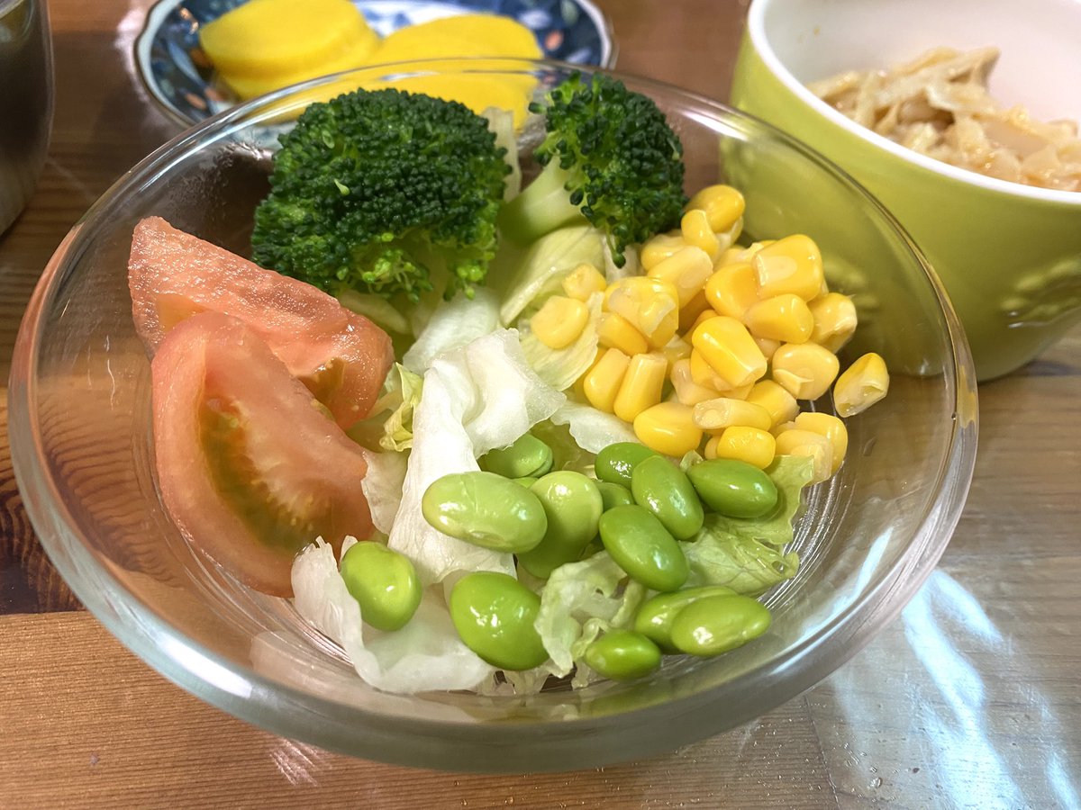 UPするの忘れてた！
今夜はイカと大根の煮物、とりむねと白菜の蒸し煮、アサリの味噌汁、サラダなど😋少しヘルシーかな？