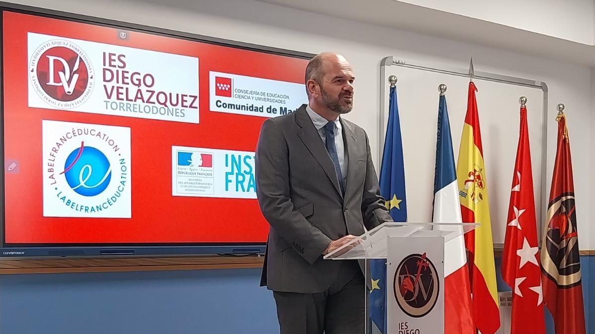 La France en Espagne 🇫🇷🇪🇸 (@france_espagne) on Twitter photo Ayer, el consejero cultural de la Embajada <a href="/TallonEric1/">Eric Tallon</a> entregó el LabelFrancEducation al <a href="/IESDiegoV/">IESDiegoVelazquez</a>, «fruto de una cooperación dinámica entre el equipo de la Consejería de Educación <a href="/ComunidadMadrid/">Comunidad de Madrid</a> y la Embajada de 🇫🇷 en 🇪🇸». Ayer, el consejero cultural de la Embajada <a href="/TallonEric1/">Eric Tallon</a> entregó el LabelFrancEducation al <a href="/IESDiegoV/">IESDiegoVelazquez</a>, «fruto de una cooperación dinámica entre el equipo de la Consejería de Educación <a href="/ComunidadMadrid/">Comunidad de Madrid</a> y la Embajada de 🇫🇷 en 🇪🇸».
