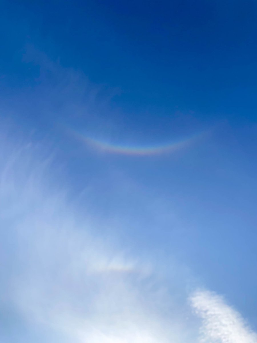 yakatagirl's tweet image. 環天頂アークっていう現象でしょうか。
今日出かけた際に空を見上げたら見えました🌈
とてもきれいで感動しました😊

#iPhone11pro