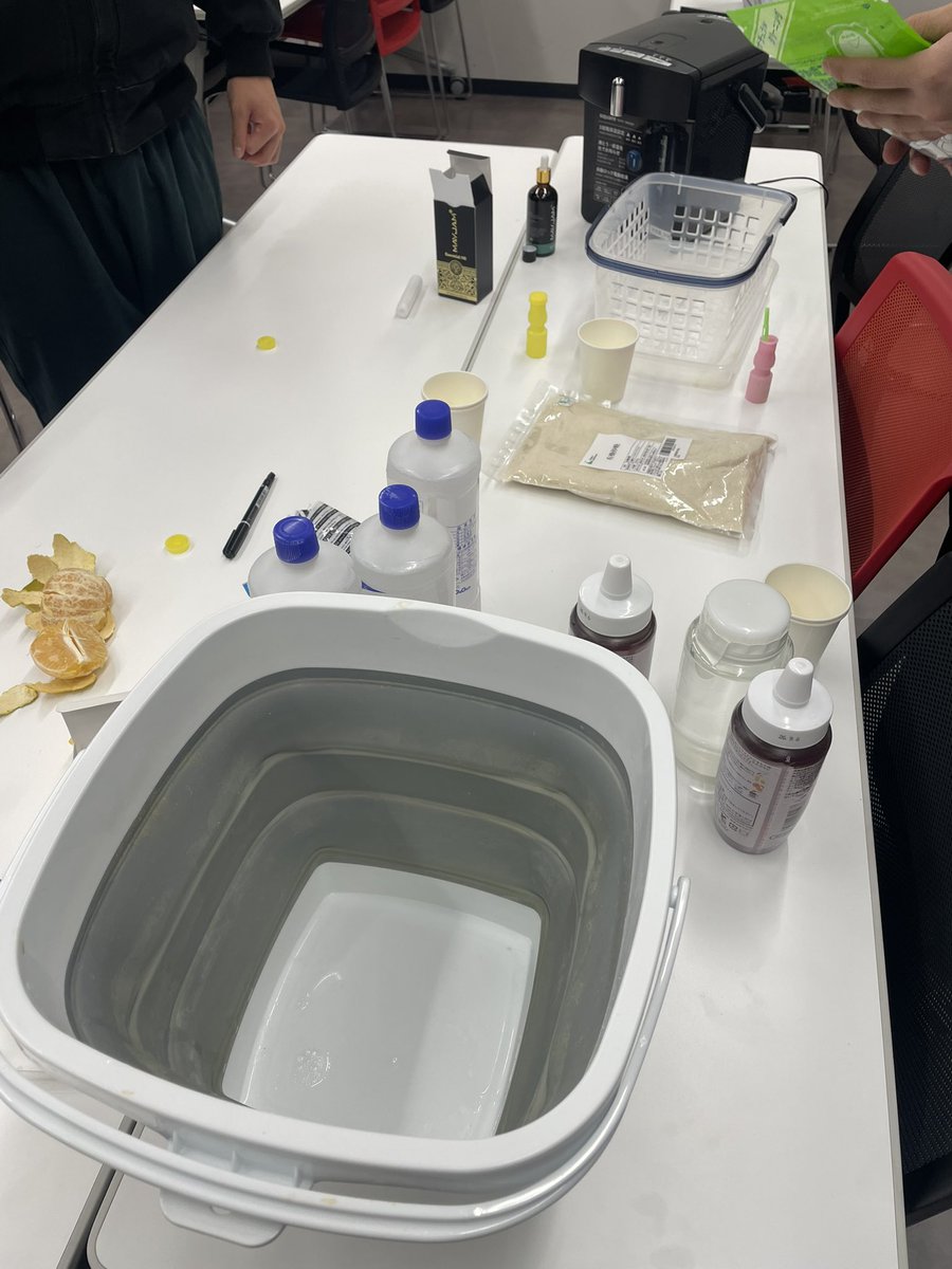 Kozakai_M's tweet photo. 工農芸融合価値創出プロジェクト2024
『香り×玉川大学:「香り」を題材したブランド価値向上の施策を考えよう』
学生さんたちはいろいろプロトタイピングをしてます。楽しい😃
南さつまキャンパスからいろいろな柑橘類も届いてます。
#玉川学園
#玉川大学
#ESTREAM教育
#STREAMStyle https://t.co/FTQfgWCZim