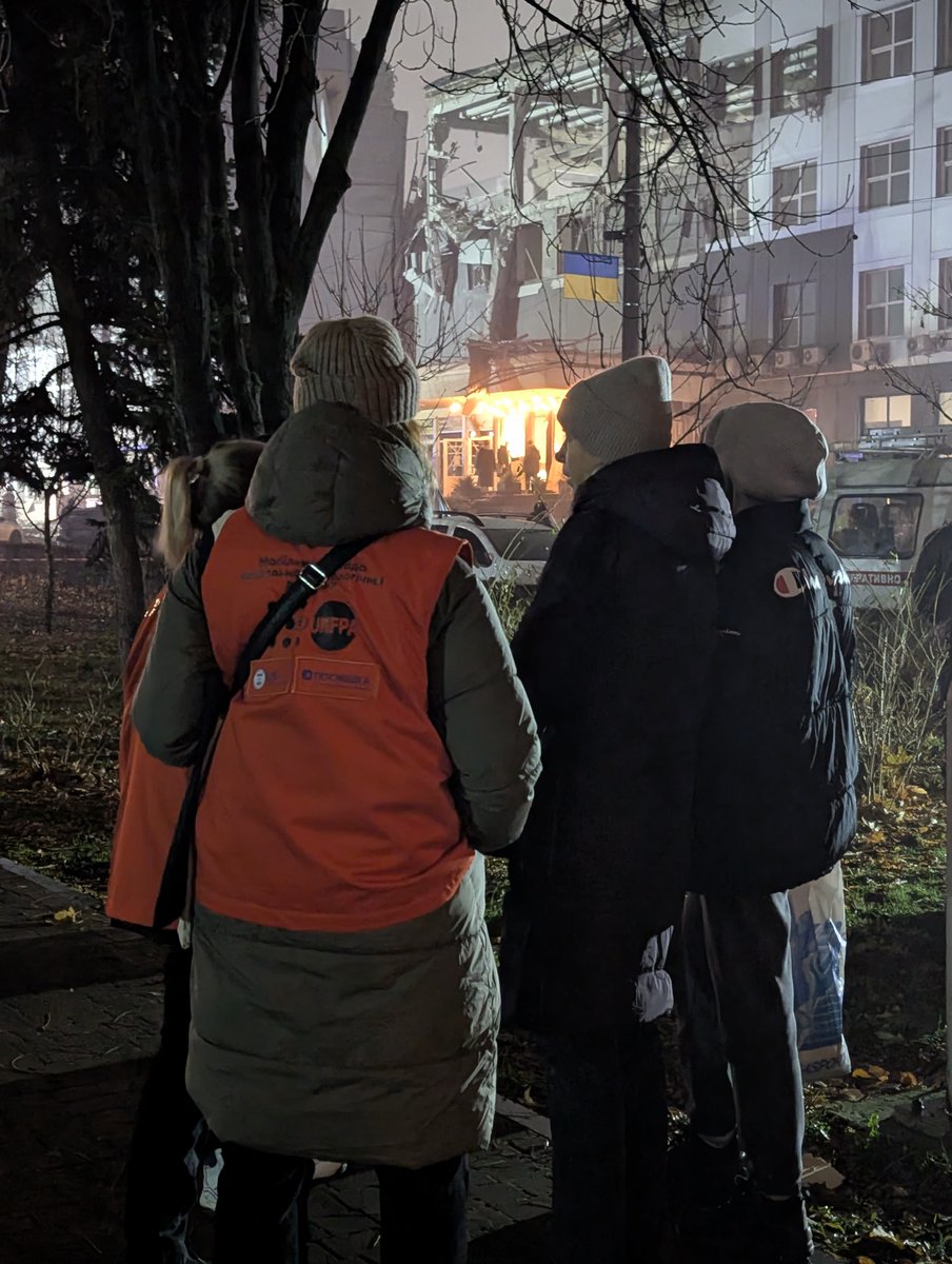 In #Zaporizhzhia, a missile strike damaged civilian infrastructure in the city center. Many people got injured and lost their lives. A hospital, a business center and a park area were destroyed. <a href="/UNFPA/">UNFPA</a>-supported PSS MTs with case managers assisted the affected on the ground.