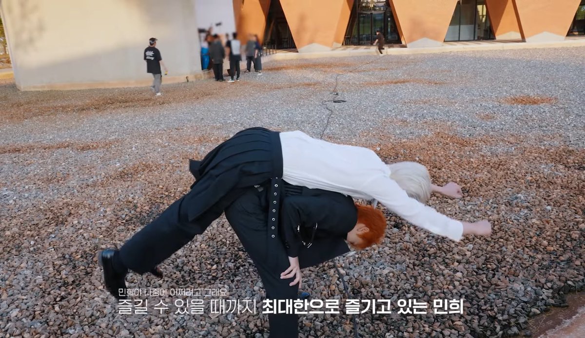 자세 존나웃김 아 
너무 큰 조카를 감당 못하는 삼촌같음