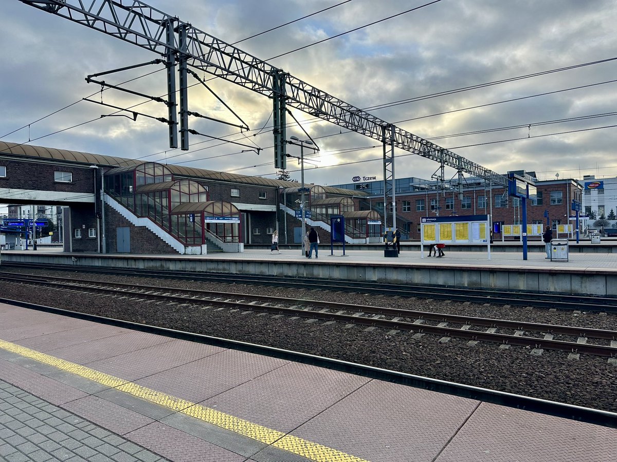 MarcelKlinowski's tweet photo. Dzisiaj #Pendolino nie dla mnie po serii plag, jakie miało #EIP3509 w okolicach Warszawy Zach. i Iławy.
Tak więc po dojeździe szynobusem do Tczewa, przesiadłem się w coś pewniejszego, krajowej produkcji, czyli w #EN90 @NewagSa i międzyregionalny poc. #R58227 rel. Bydgoszcz Gł. - Słupsk.
Chyba nas @PKPIntercityPDP już do Gdańska Wrzeszcza nie dogoni 😉
#PociągiemPrzezPolskę