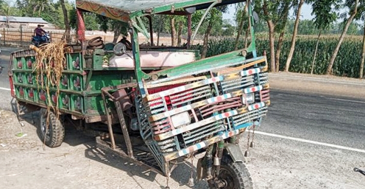 নওগাঁয় ভটভটি নিয়ন্ত্রণ হারিয়ে যাত্রী নিহত