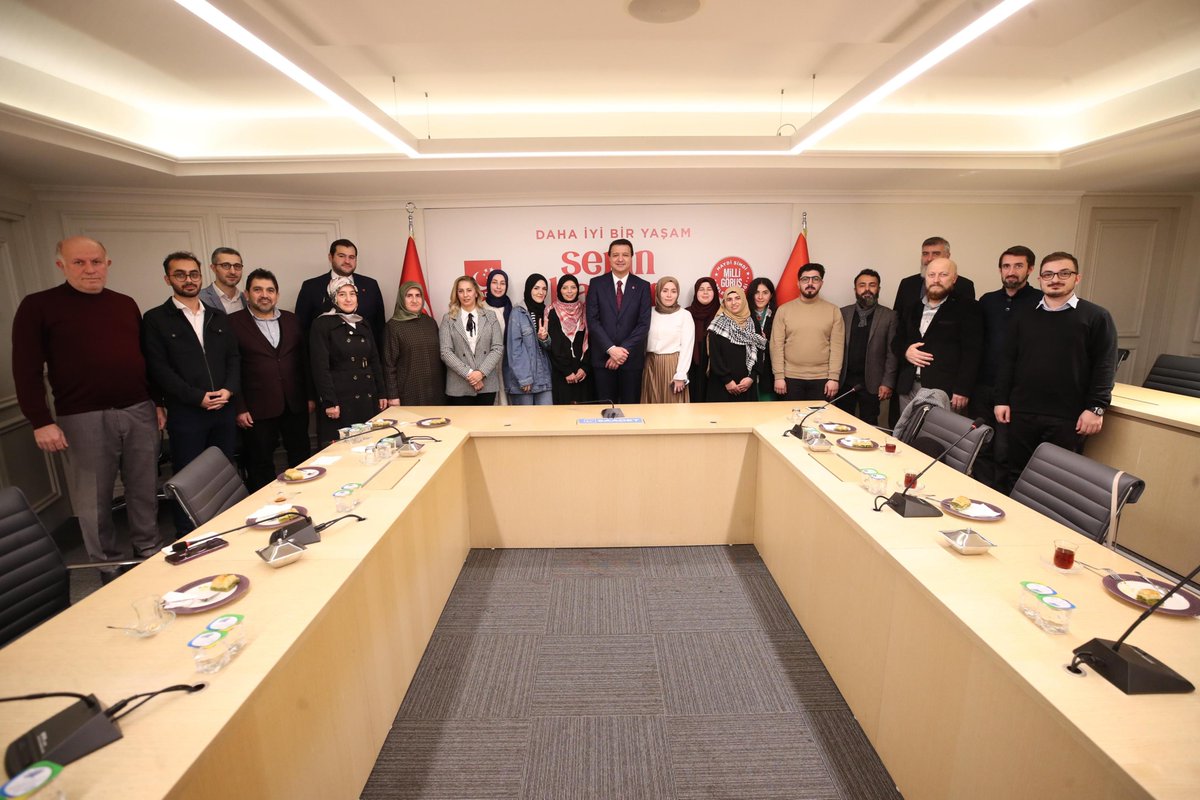 Genel Başkanımız Mahmut Arıkan, TRT World Forum’da İsrail ile ticari ilişkileri protesto ettikleri gerekçesiyle tutuklanan gençlerle bir araya geldi.