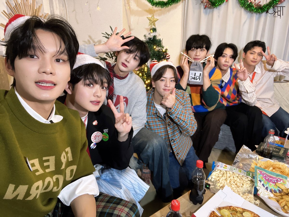 orbit5_ofcl's tweet photo. 今日ライブ配信見てくれてありがとうございます！
Xmas-timeとLIVING DREAMING
たくさん聴いてください😌
そしてそして僕たちのライブ「LINK」も見に来てください！

#YOONDONG 
#ORβIT 
#EαRTH 
#ORβIT_Xmastime https://t.co/GhYqN72q3b