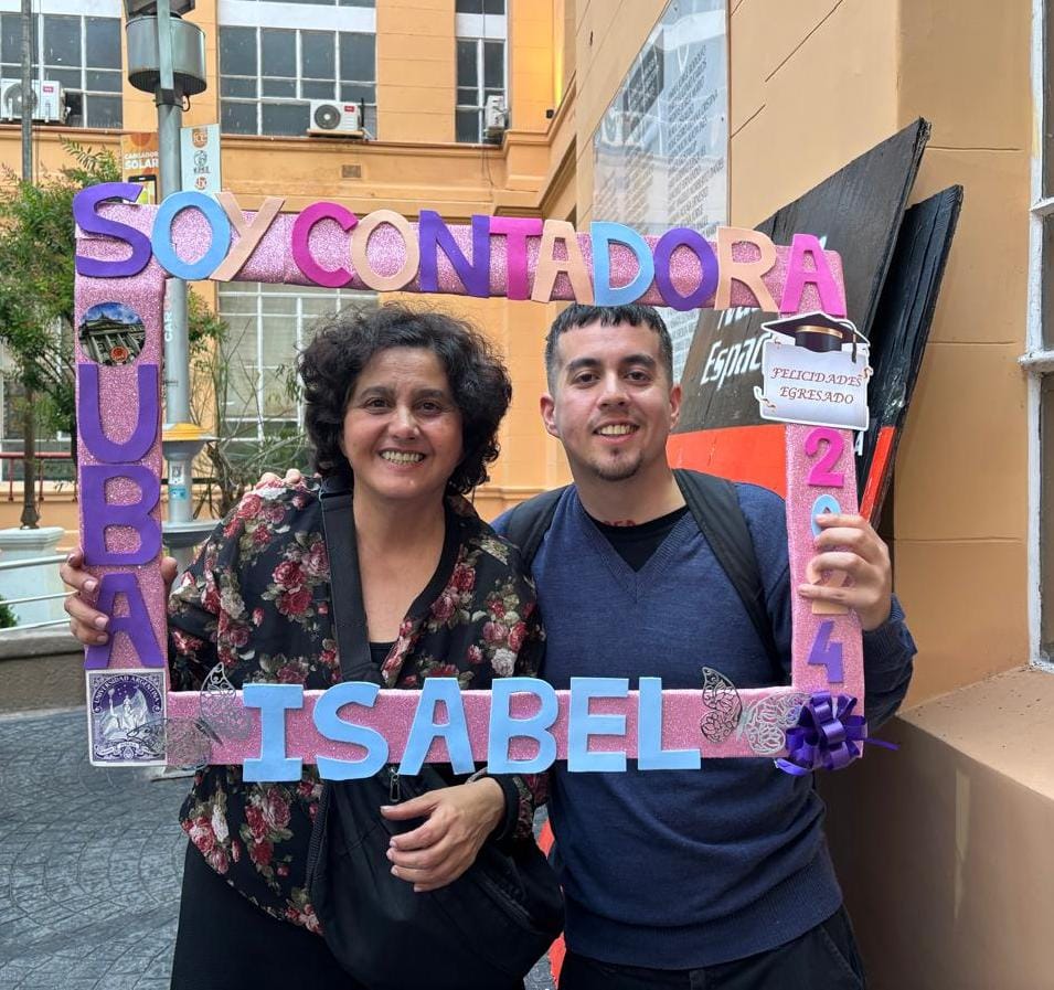 A tu tiempo, con miles de adversidades en la vida, nunca te rendiste, felicitaciones isa, mi mayor orgullo.